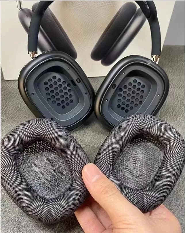 Airpods Max (Black) with noise cancellation - Image 2